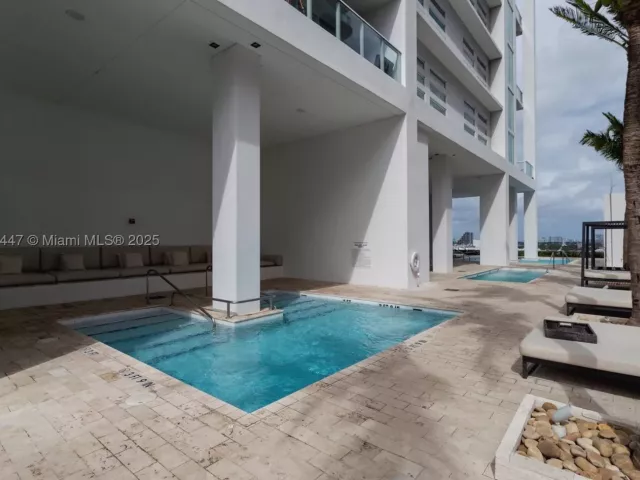 2-bedroom condo for sale in Miami - 1040 Biscayne Blvd 3106 - MondialRealty