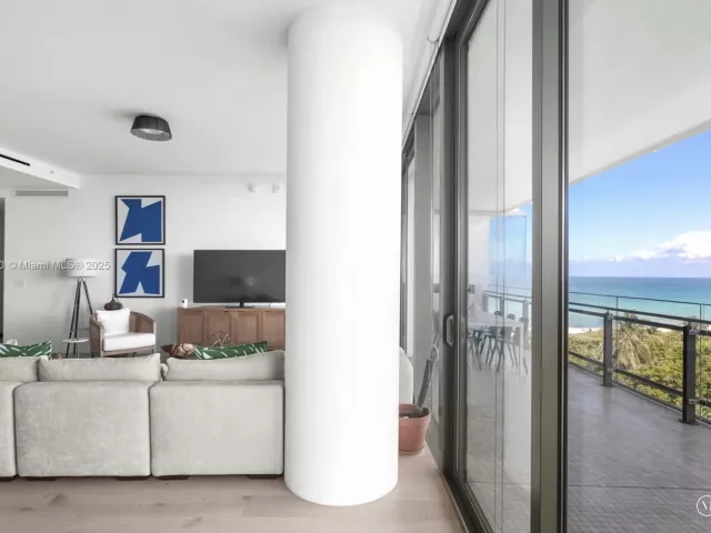 2-bedroom condo for sale in Miami Beach - 8701 Collins Ave 604 - MondialRealty