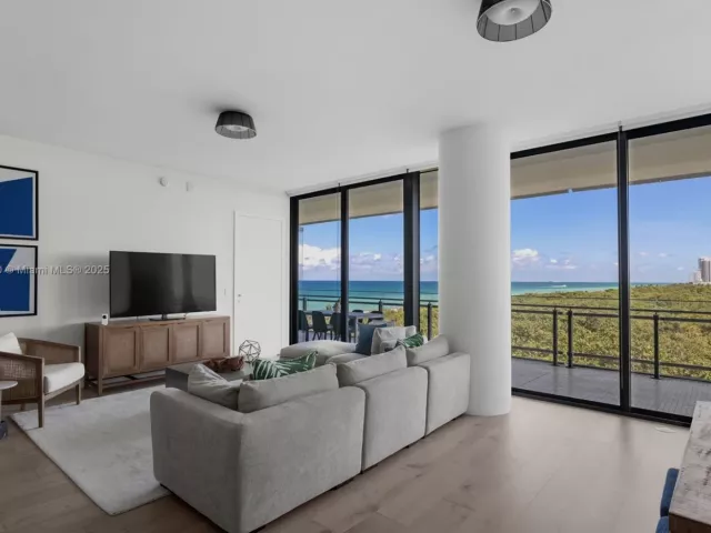 2-bedroom condo for sale in Miami Beach - 8701 Collins Ave 604 - MondialRealty