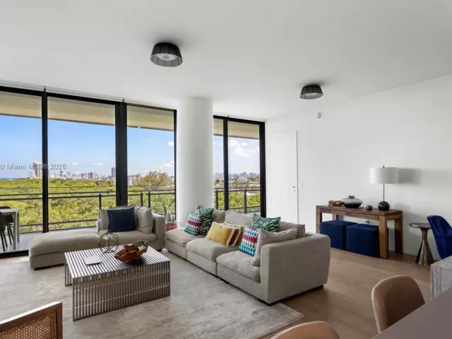 2-bedroom condo for sale in Miami Beach - 8701 Collins Ave 604 - MondialRealty