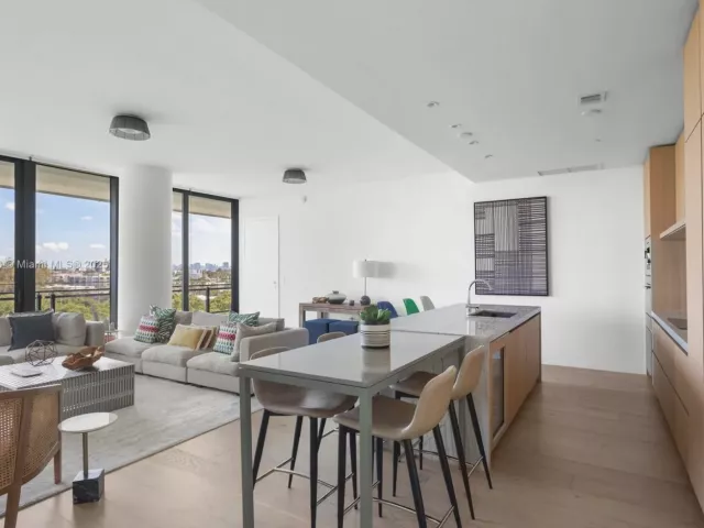 2-bedroom condo for sale in Miami Beach - 8701 Collins Ave 604 - MondialRealty