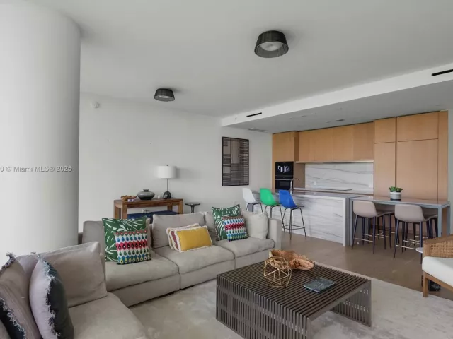 2-bedroom condo for sale in Miami Beach - 8701 Collins Ave 604 - MondialRealty