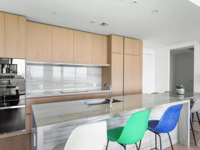 2-bedroom condo for sale in Miami Beach - 8701 Collins Ave 604 - MondialRealty