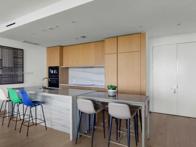 2-bedroom condo for sale in Miami Beach - 8701 Collins Ave 604 - MondialRealty