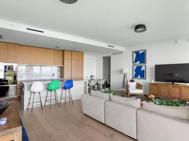 2-bedroom condo for sale in Miami Beach - 8701 Collins Ave 604 - MondialRealty