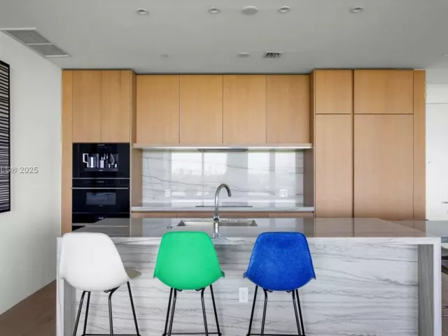 2-bedroom condo for sale in Miami Beach - 8701 Collins Ave 604 - MondialRealty