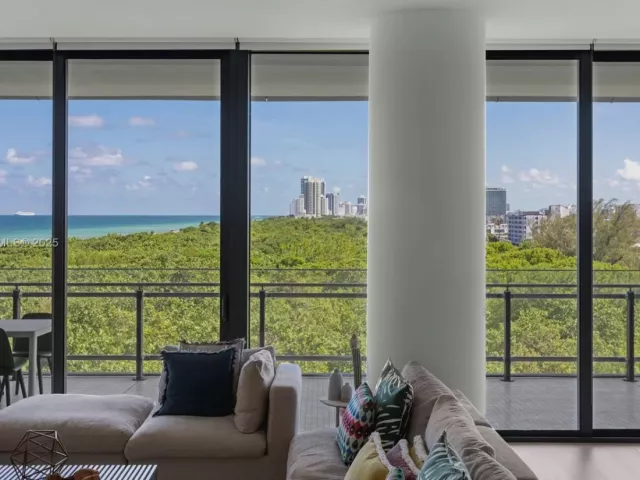 2-bedroom condo for sale in Miami Beach - 8701 Collins Ave 604 - MondialRealty