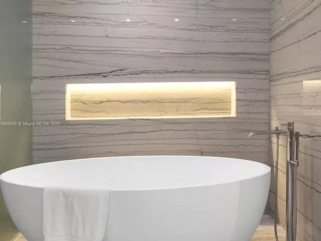 2-bedroom condo for sale in Miami Beach - 8701 Collins Ave 604 - MondialRealty