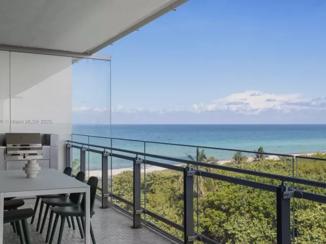 2-bedroom condo for sale in Miami Beach - 8701 Collins Ave 604 - MondialRealty