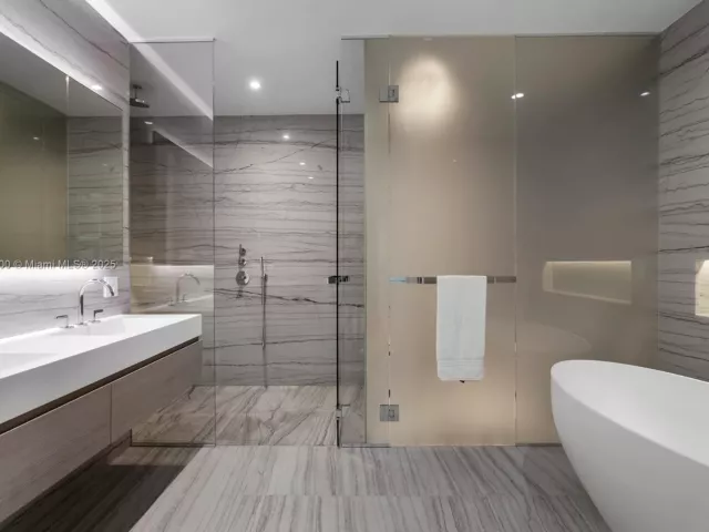 2-bedroom condo for sale in Miami Beach - 8701 Collins Ave 604 - MondialRealty