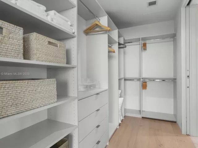 2-bedroom condo for sale in Miami Beach - 8701 Collins Ave 604 - MondialRealty