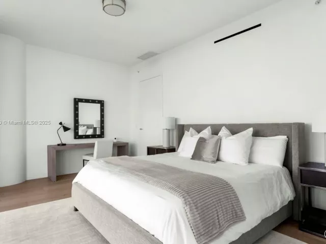 2-bedroom condo for sale in Miami Beach - 8701 Collins Ave 604 - MondialRealty