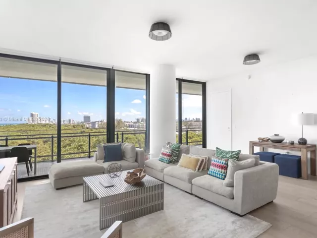 2-bedroom condo for sale in Miami Beach - 8701 Collins Ave 604 - MondialRealty