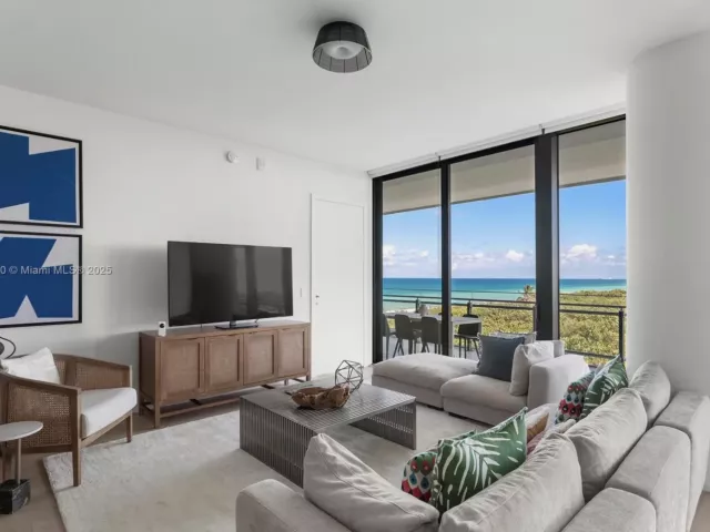 2-bedroom condo for sale in Miami Beach - 8701 Collins Ave 604 - MondialRealty
