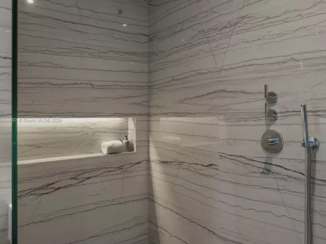 2-bedroom condo for sale in Miami Beach - 8701 Collins Ave 604 - MondialRealty