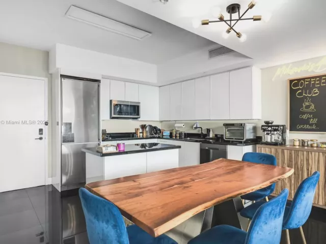 2-bedroom condo for sale in Miami - 92 SW 3rd St 4312 - MondialRealty