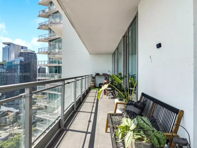 2-bedroom condo for sale in Miami - 92 SW 3rd St 4312 - MondialRealty