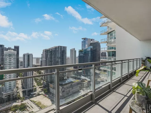 2-bedroom condo for sale in Miami - 92 SW 3rd St 4312 - MondialRealty