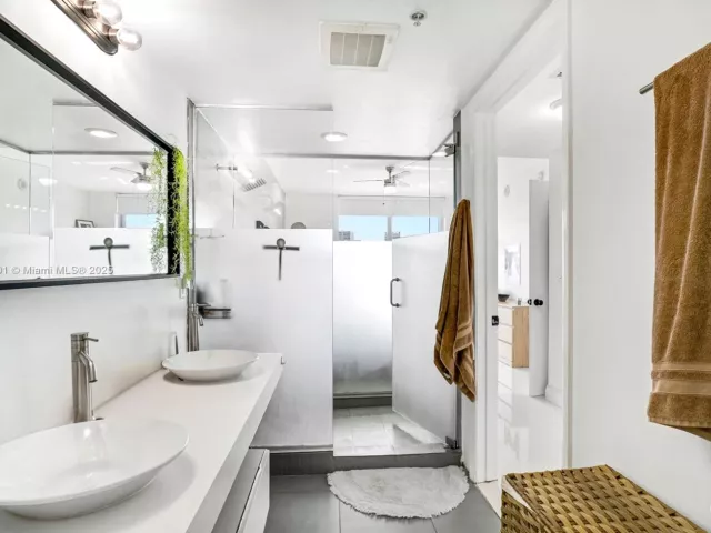 2-bedroom condo for sale in Miami - 92 SW 3rd St 4312 - MondialRealty