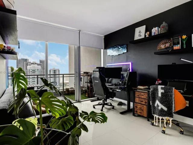 2-bedroom condo for sale in Miami - 92 SW 3rd St 4312 - MondialRealty