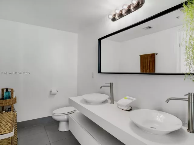 2-bedroom condo for sale in Miami - 92 SW 3rd St 4312 - MondialRealty