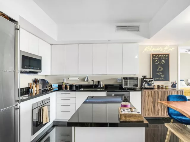 2-bedroom condo for sale in Miami - 92 SW 3rd St 4312 - MondialRealty