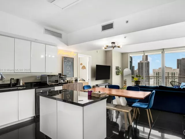 2-bedroom condo for sale in Miami - 92 SW 3rd St 4312 - MondialRealty