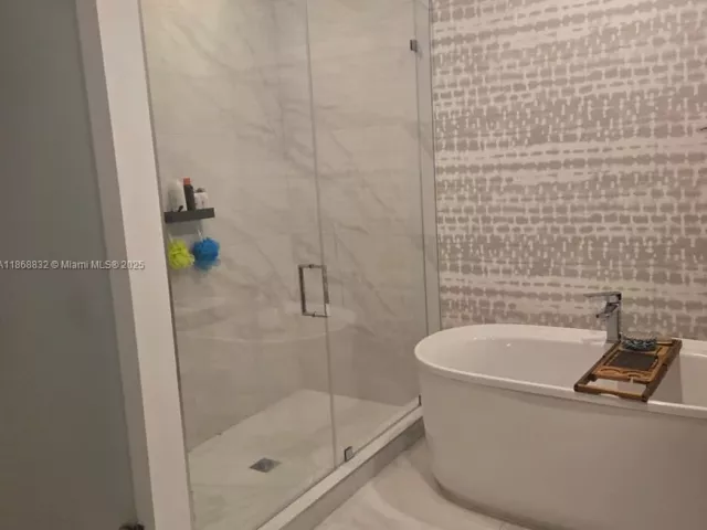 2-bedroom condo for rent in Sunny Isles Beach - 17550 Collins Ave 402 - MondialRealty