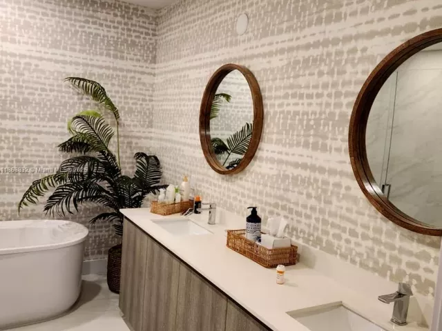 2-bedroom condo for rent in Sunny Isles Beach - 17550 Collins Ave 402 - MondialRealty