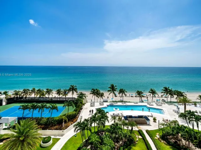 3-bedroom condo for rent in Sunny Isles Beach - 19111 Collins Ave 704 - MondialRealty