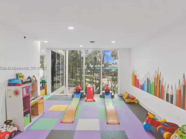 3-bedroom condo for rent in Sunny Isles Beach - 19111 Collins Ave 704 - MondialRealty