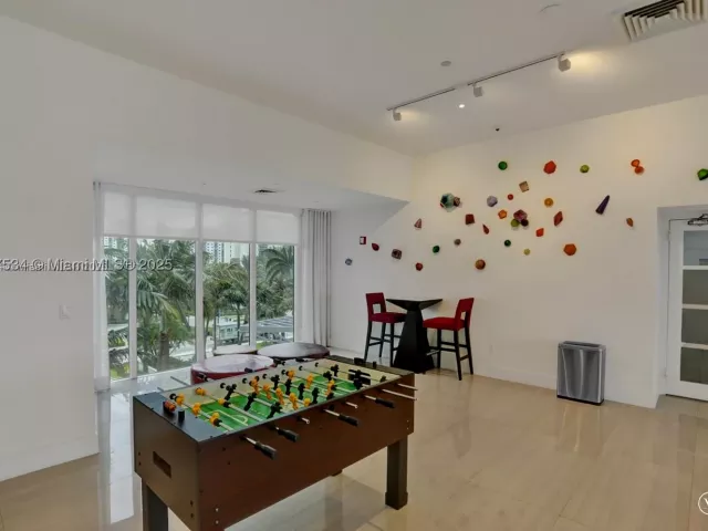 3-bedroom condo for rent in Sunny Isles Beach - 19111 Collins Ave 704 - MondialRealty