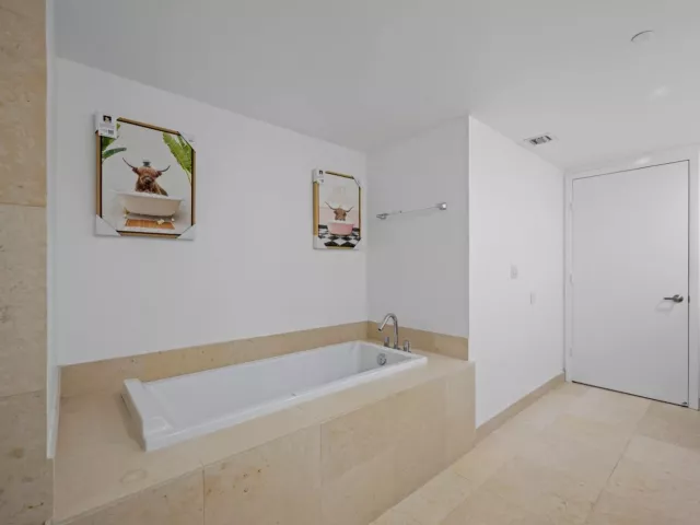 2-bedroom condo for sale in Miami - 475 Brickell Avenue 1815 - MondialRealty