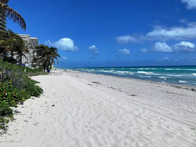 2-bedroom condo for rent in Hallandale Beach - 2080 S OCEAN DRIVE PH3 - MondialRealty