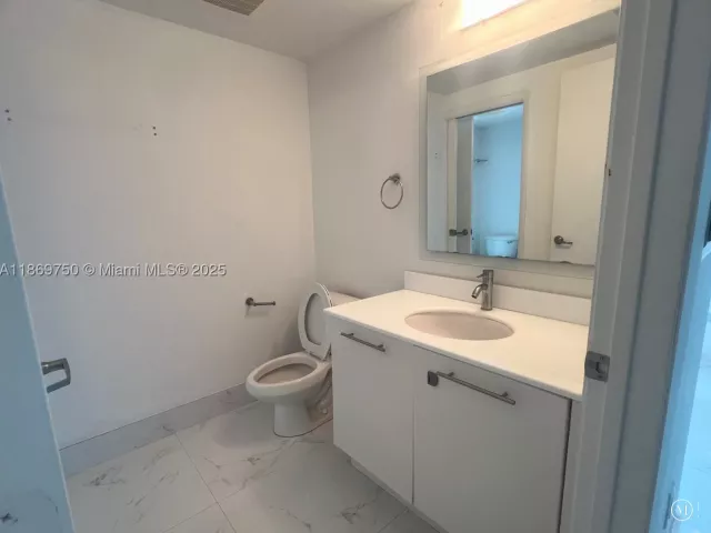 3-bedroom condo for sale in Miami - 92 SW 3rd St 3803 - MondialRealty