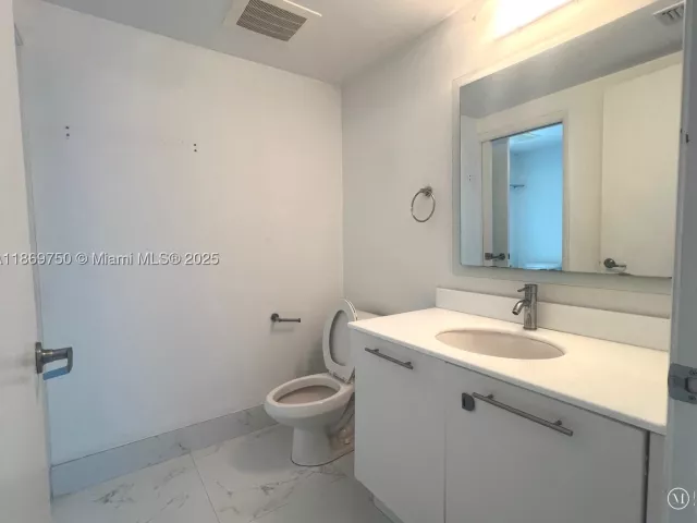 3-bedroom condo for sale in Miami - 92 SW 3rd St 3803 - MondialRealty