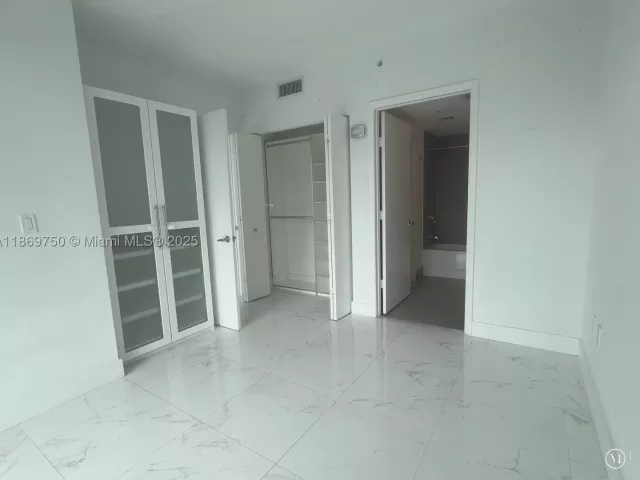 3-bedroom condo for sale in Miami - 92 SW 3rd St 3803 - MondialRealty