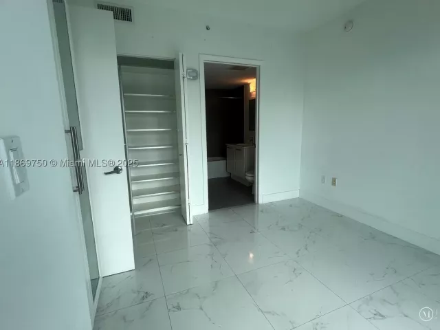 3-bedroom condo for sale in Miami - 92 SW 3rd St 3803 - MondialRealty