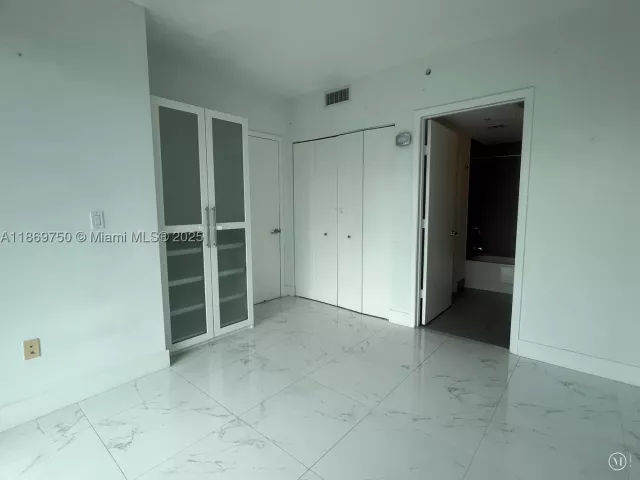 3-bedroom condo for sale in Miami - 92 SW 3rd St 3803 - MondialRealty