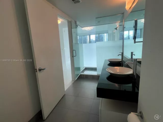 3-bedroom condo for sale in Miami - 92 SW 3rd St 3803 - MondialRealty