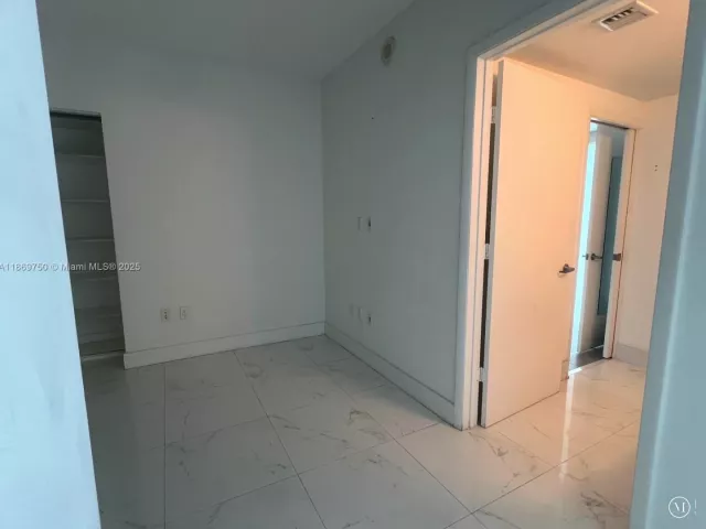 3-bedroom condo for sale in Miami - 92 SW 3rd St 3803 - MondialRealty