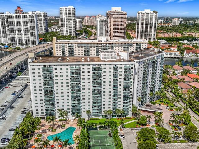 1-bedroom condo for sale in Sunny Isles Beach - 19380 Collins Ave 308 - MondialRealty