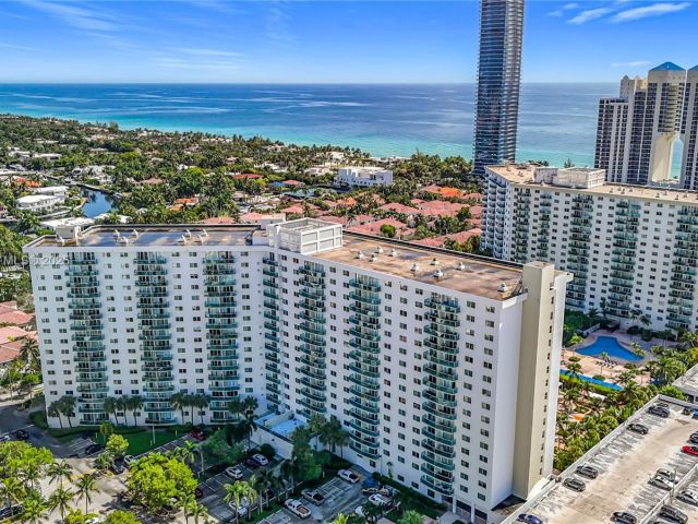 1-bedroom condo for sale in Sunny Isles Beach - 19380 Collins Ave 308 - MondialRealty