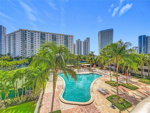 1-bedroom condo for sale in Sunny Isles Beach - 19380 Collins Ave 308 - MondialRealty