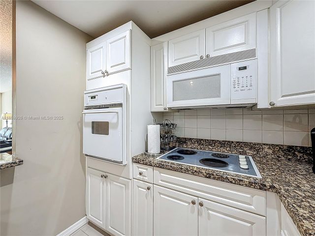 1-bedroom condo for sale in Sunny Isles Beach - 19380 Collins Ave 308 - MondialRealty