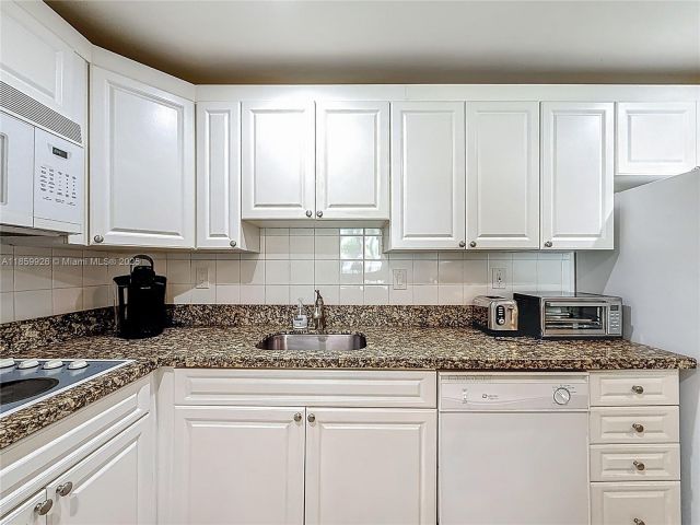 1-bedroom condo for sale in Sunny Isles Beach - 19380 Collins Ave 308 - MondialRealty