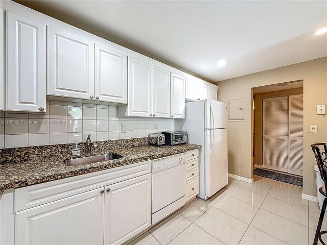 1-bedroom condo for sale in Sunny Isles Beach - 19380 Collins Ave 308 - MondialRealty