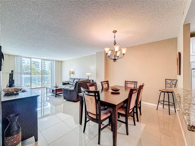 1-bedroom condo for sale in Sunny Isles Beach - 19380 Collins Ave 308 - MondialRealty