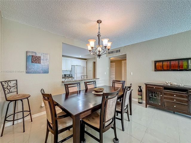 1-bedroom condo for sale in Sunny Isles Beach - 19380 Collins Ave 308 - MondialRealty