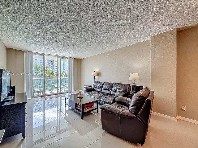 1-bedroom condo for sale in Sunny Isles Beach - 19380 Collins Ave 308 - MondialRealty